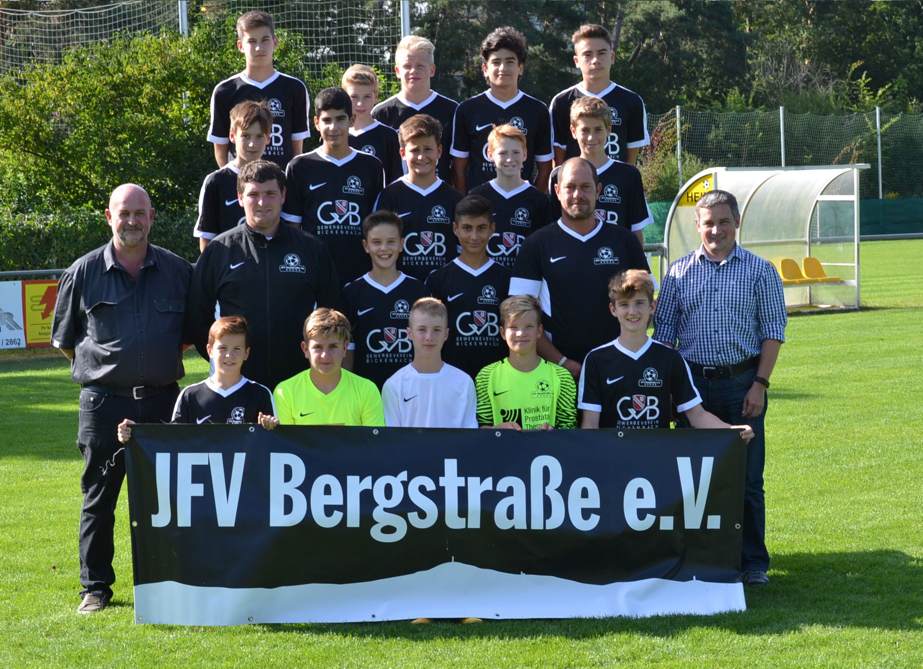 C1 Mannschaft des JFV Bergstraße - mit neuen Trikots vom Bickenbacher Gewerbeverein zum Sieg.